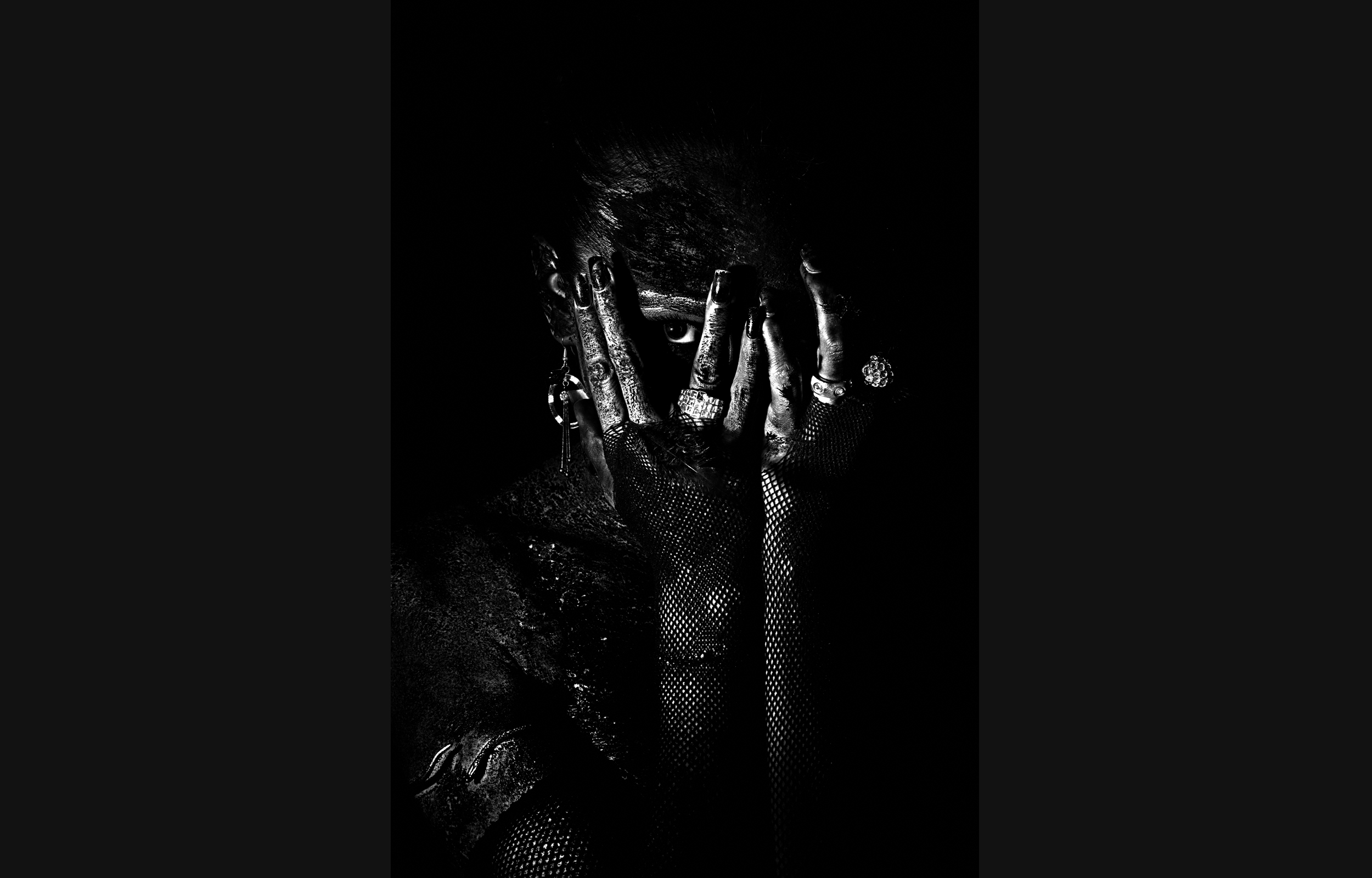 ©gregorygaydu / portrait Noir Foncé n°11 - femme qui regarde entre ses doigts