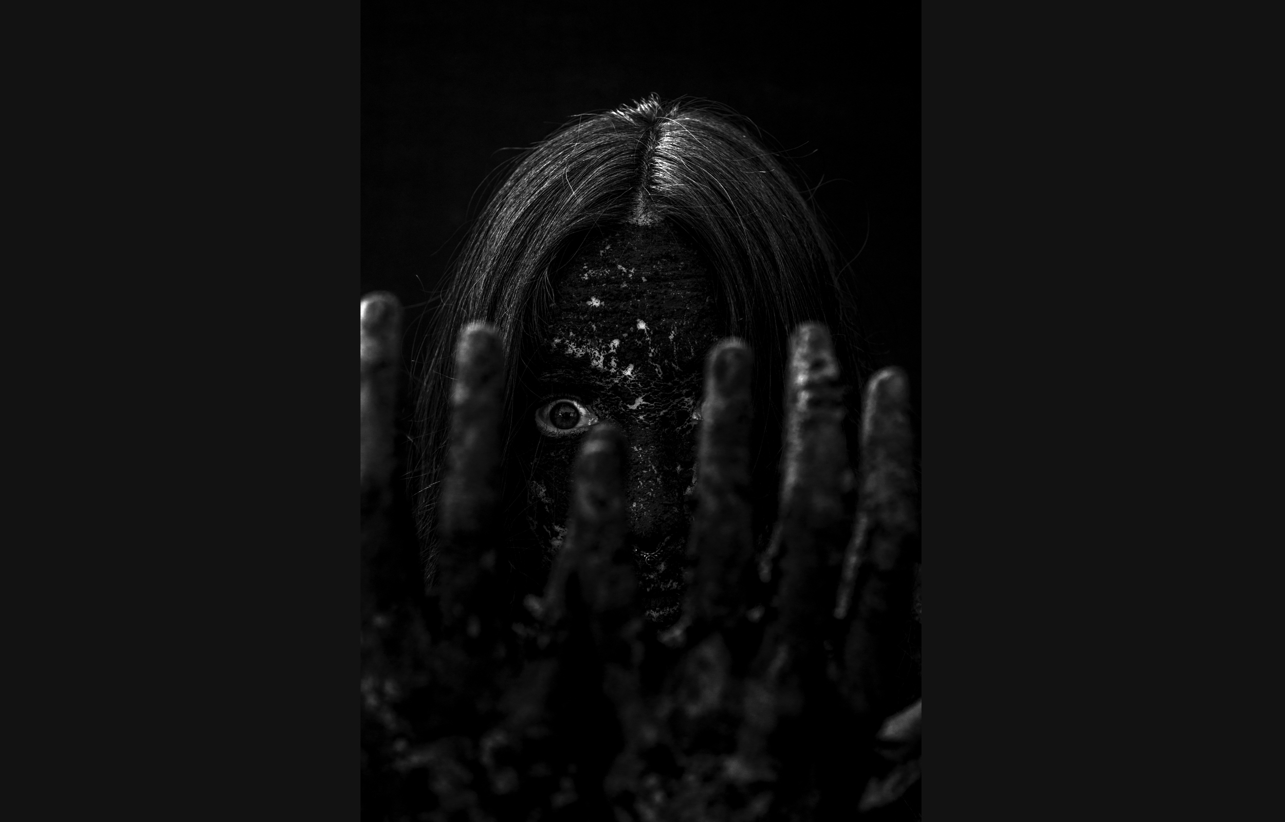 ©gregorygaydu / portrait Noir Foncé n°14 - femme qui regarde ses mains