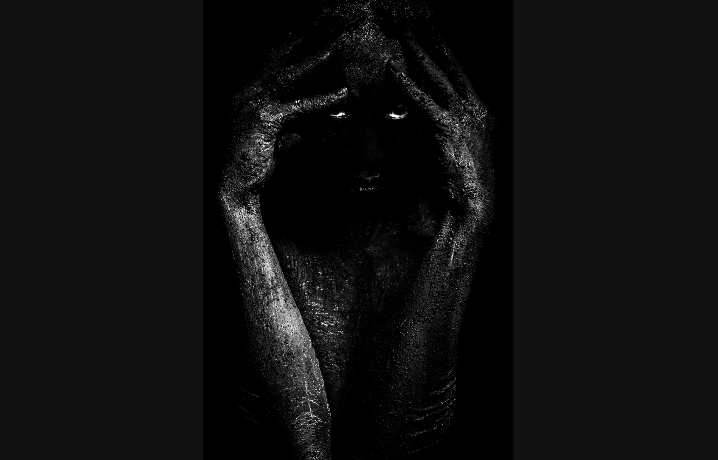 ©gregorygaydu / portrait Noir Foncé n°24 - homme de face avec mains sur la tête